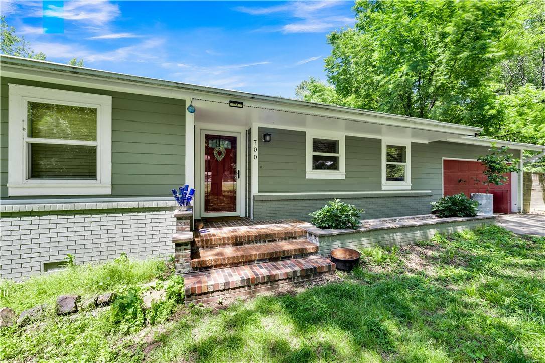 700 E Edna St, Fayetteville, AR 72703