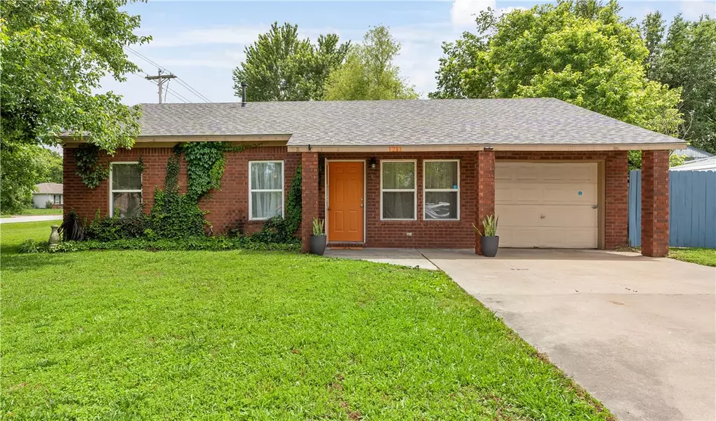 1211 Maple Ln, Elkins, AR 72727