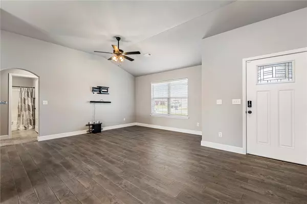 Siloam Springs, AR 72761,924 S Parrot Ln