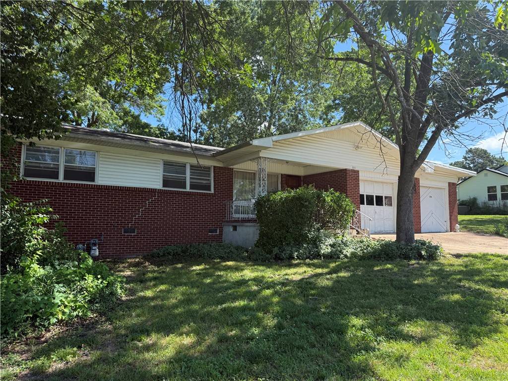 208 Mountain Ave, Berryville, AR 72616
