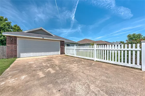 64 Cheryl Cir, Bentonville, AR 72712