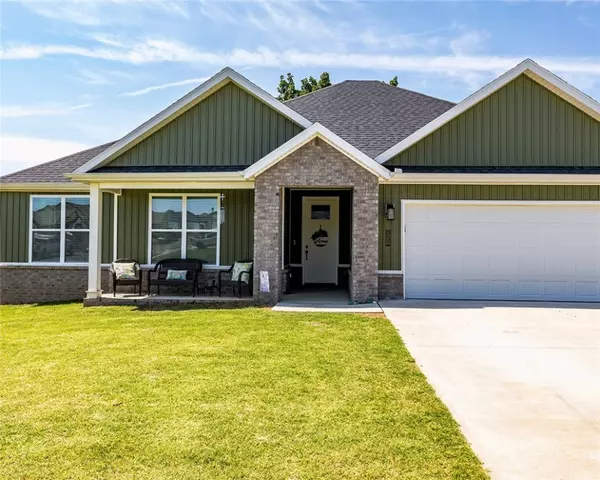 Prairie Grove, AR 72753,951 E Buchanan St