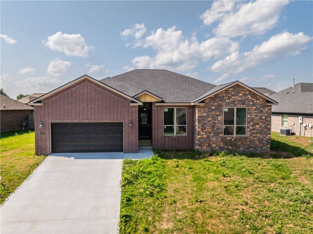 1013 Glass St, Cave Springs, AR 72718
