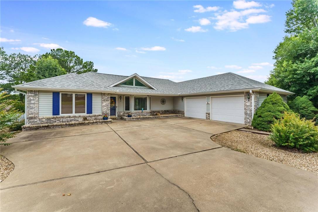 4 Skelton Dr, Bella Vista, AR 72715
