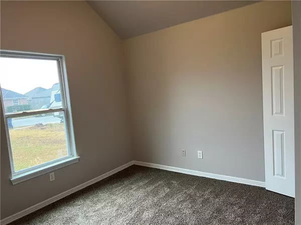 Siloam Springs, AR 72761,1207 E Liberty