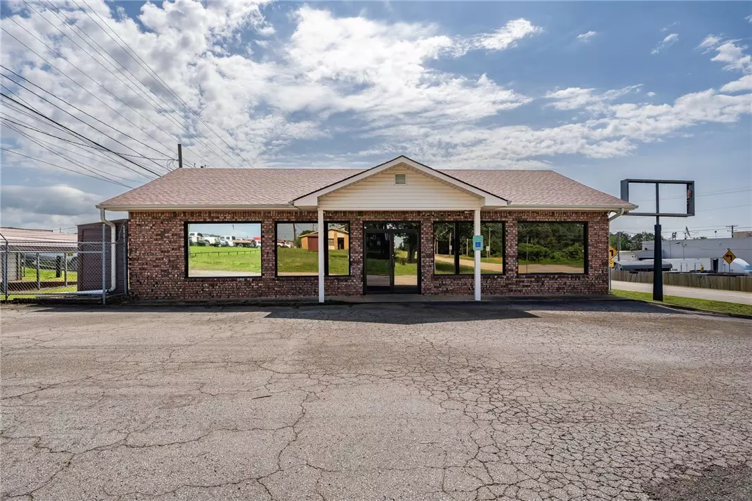 Ozark, AR 72949,1900 Airport Rd