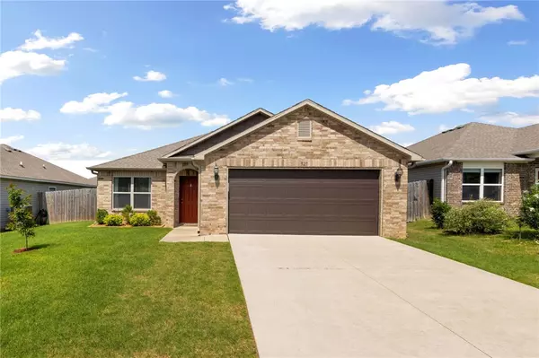 927 E Swift Dr,  Fayetteville,  AR 72701