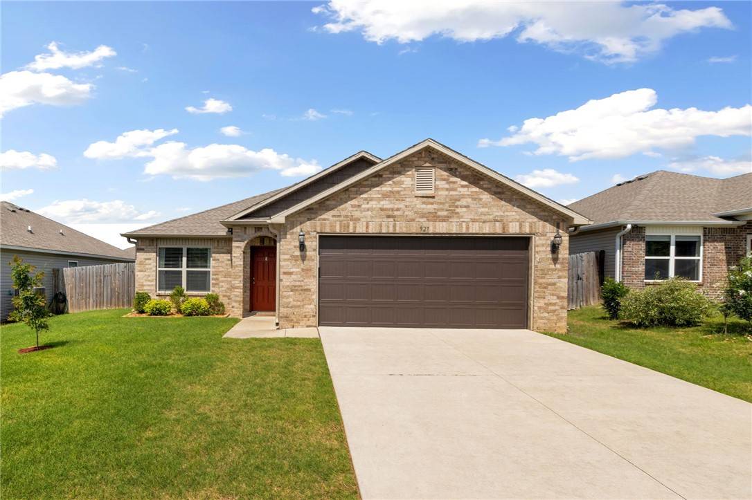 927 E Swift Dr, Fayetteville, AR 72701