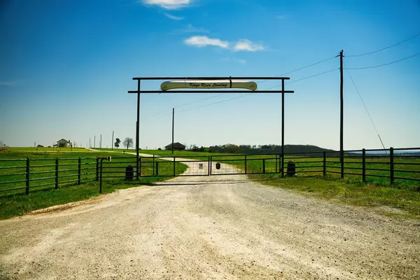 55 River Run Rd,  Eureka Springs,  AR 72632