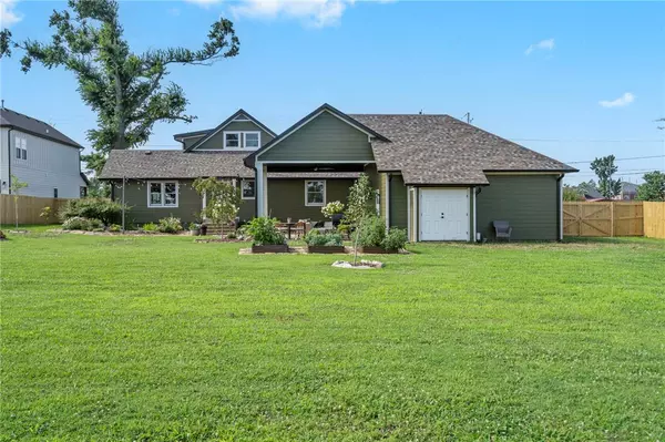 Rogers, AR 72756,615 W Persimmon St