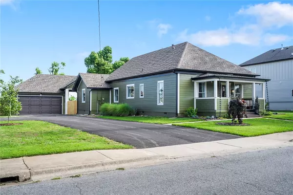 Rogers, AR 72756,615 W Persimmon St