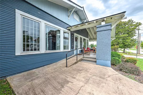 Siloam Springs, AR 72761,302 E Jefferson St