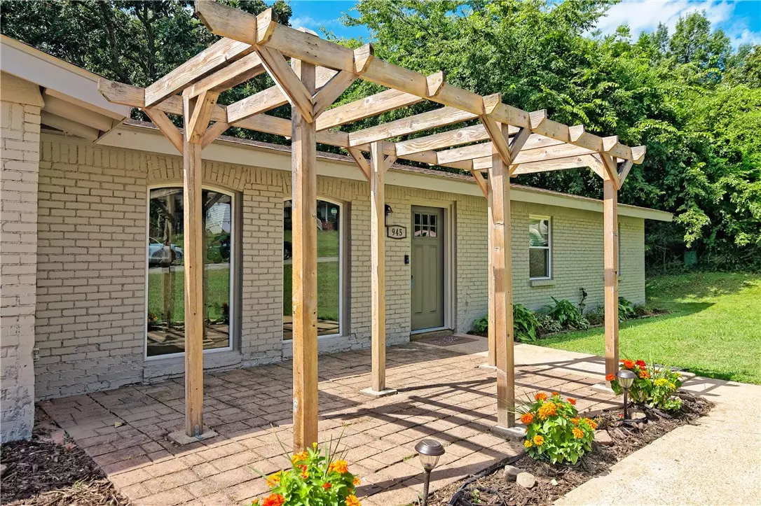 Fayetteville, AR 72703,945 E Elm St