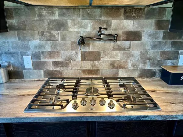 Leslie, AR 72645,2172 Wiley's Cove Rd