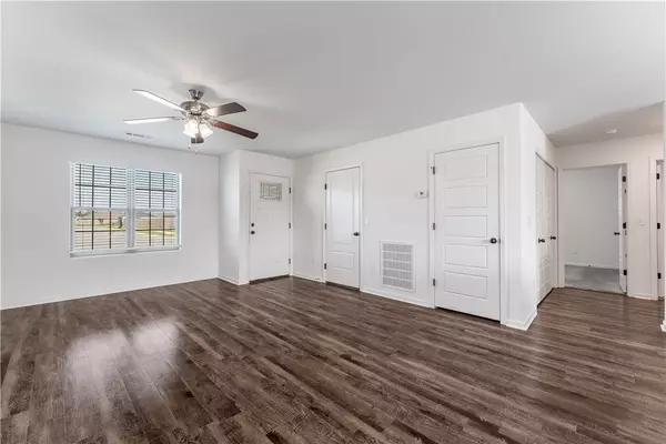 Siloam Springs, AR 72761,913 S Parrot Ln