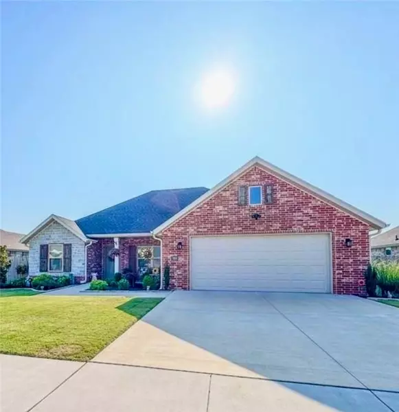 984 Sugar Pine St, Tontitown, AR 72762