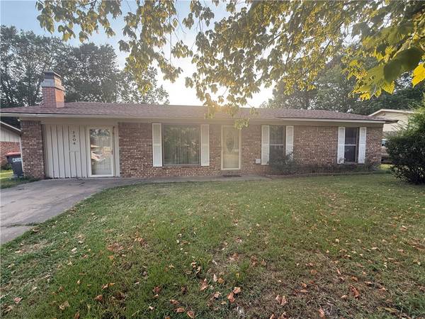 1304 S Ithaca Ave, Russellville, AR 72801