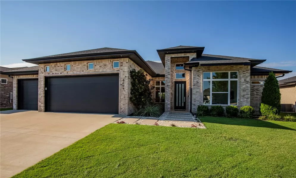 8704 W Flycatcher Pl, Bentonville, AR 72713