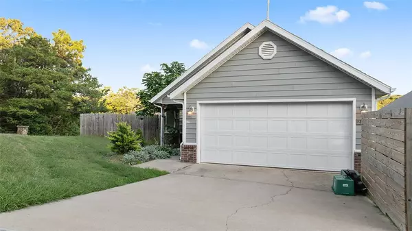 2890 W Old Farmington Rd, Fayetteville, AR 72704