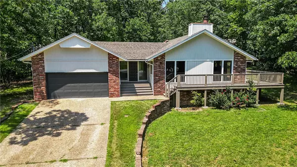 2 Commonwealth Cir, Bella Vista, AR 72714