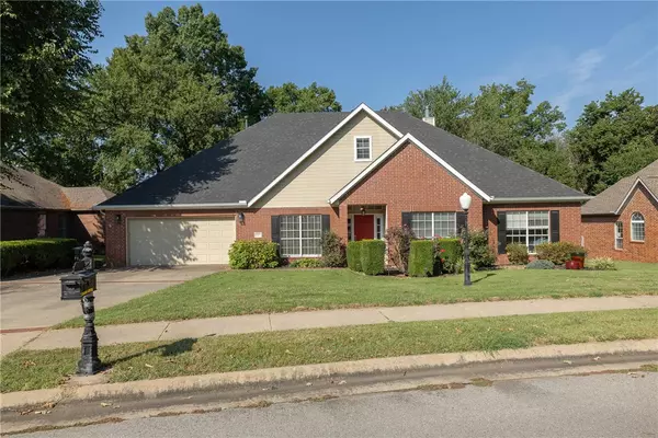 2899 N Brookbury Xing, Fayetteville, AR 72703