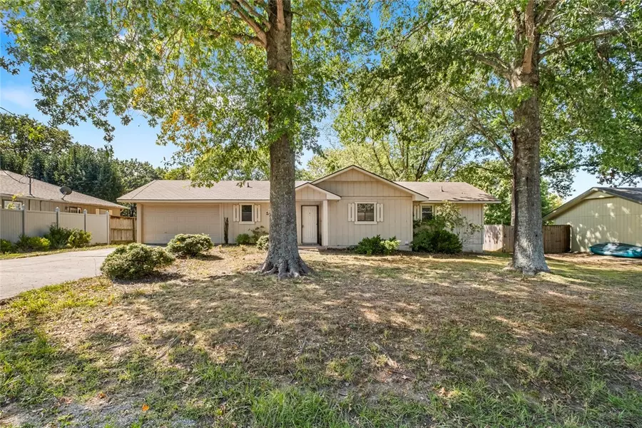 6 Cowgur Ln, Bella Vista, AR 72715