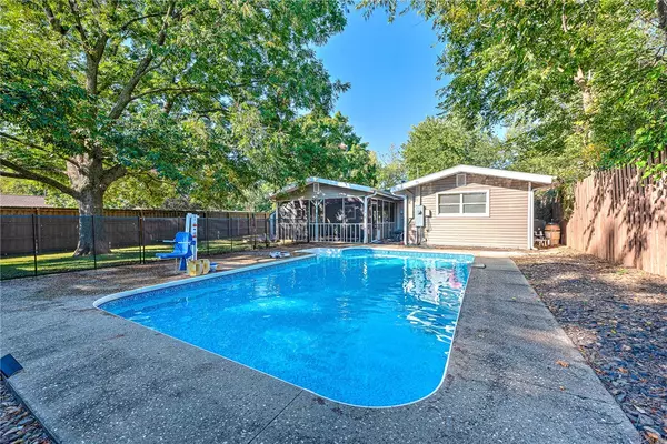 102 Nolan Ave, Fayetteville, AR 72703