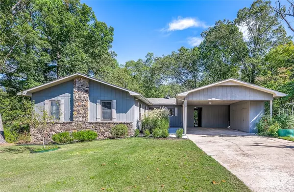 1 Penzance Dr, Bella Vista, AR 72714