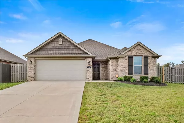 1221 Rosemary St, Centerton, AR 72719