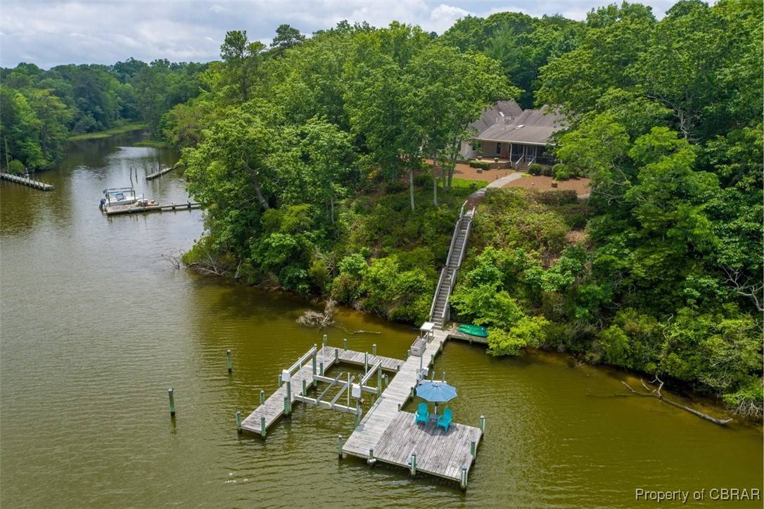 116 Point Cove LN, Hardyville, VA 23070