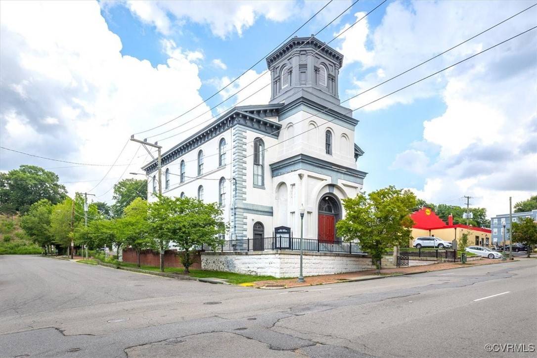 2000 E Broad ST, Richmond, VA 23223