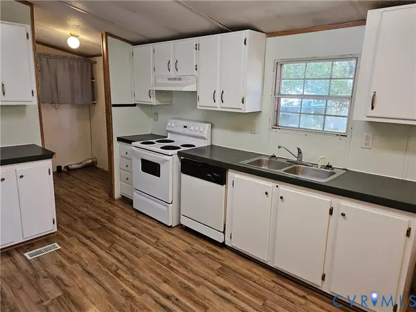 Hayes, VA 23072,3168 Dog Town LN
