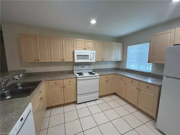 Fort Myers, FL 33913,870 Rue Labeau CIR