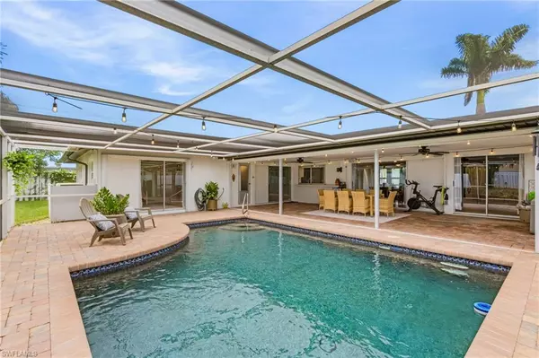 Cape Coral, FL 33990,924 SE 16th ST