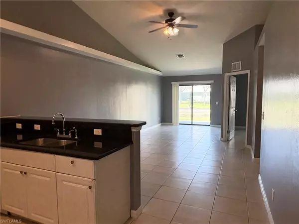 Cape Coral, FL 33990,709 SE 7th ST