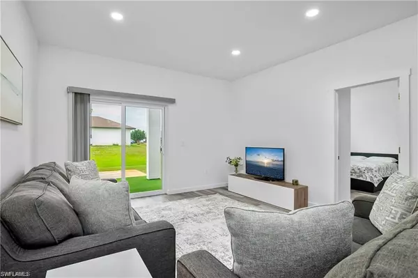 Lehigh Acres, FL 33973,4717-4719 25th ST SW