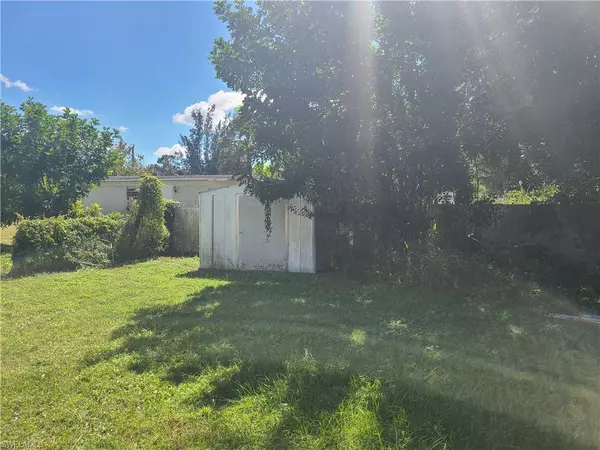 North Fort Myers, FL 33917,2463 Laurel LN