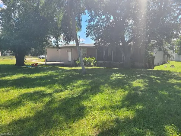 North Fort Myers, FL 33917,2463 Laurel LN