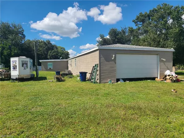 North Fort Myers, FL 33917,2463 Laurel LN