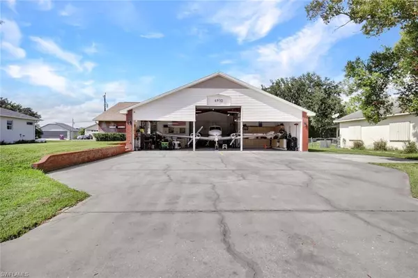 6910 Circle DR, Fort Myers, FL 33905