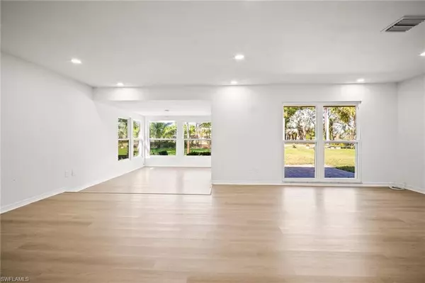 Fort Myers, FL 33919,4293 island CIR #2