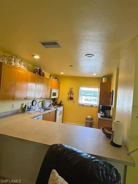 Fort Myers, FL 33919,4293 Island CIR #4