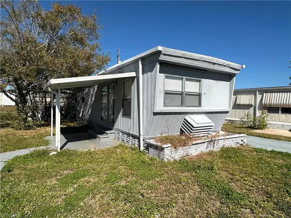 333 Lantern LN, North Fort Myers, FL 33917