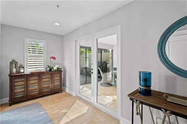 Naples, FL 34102,1104 6th ST S #1