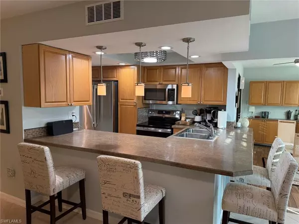 Fort Myers, FL 33907,5630 Trailwinds DR #215