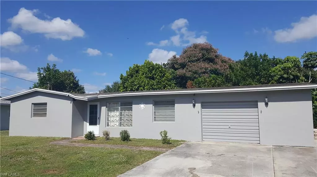 300 Glenmont DR E, North Fort Myers, FL 33917