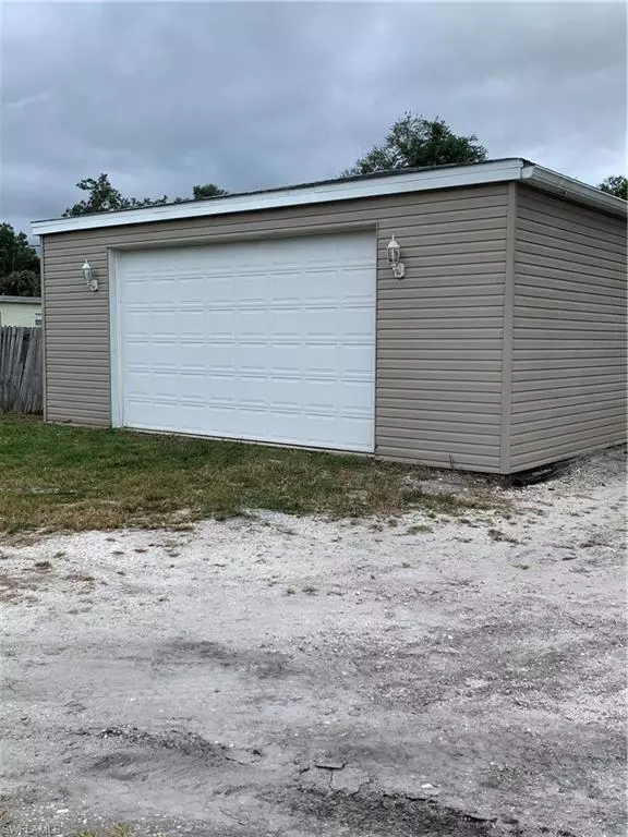 North Fort Myers, FL 33917,2463 Laurel LN