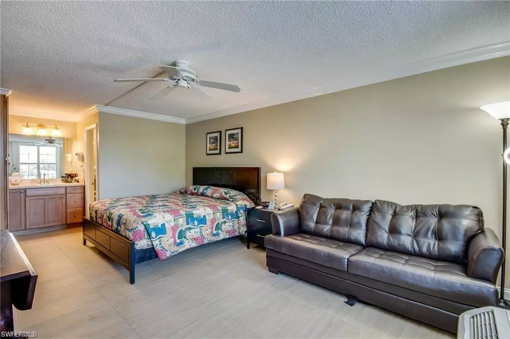 Naples, FL 34103,2555 Tamiami TRL N #202