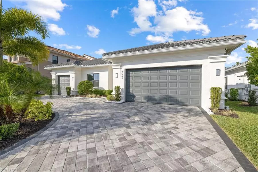 4565 Azalea DR, Naples, FL 34119