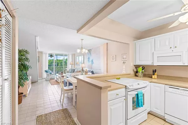 5 Bluebill AVE #305, Naples, FL 34108